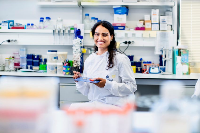 Investigadora da Universidade Católica recebe medalha da Sociedade Britânica de Parasitologia