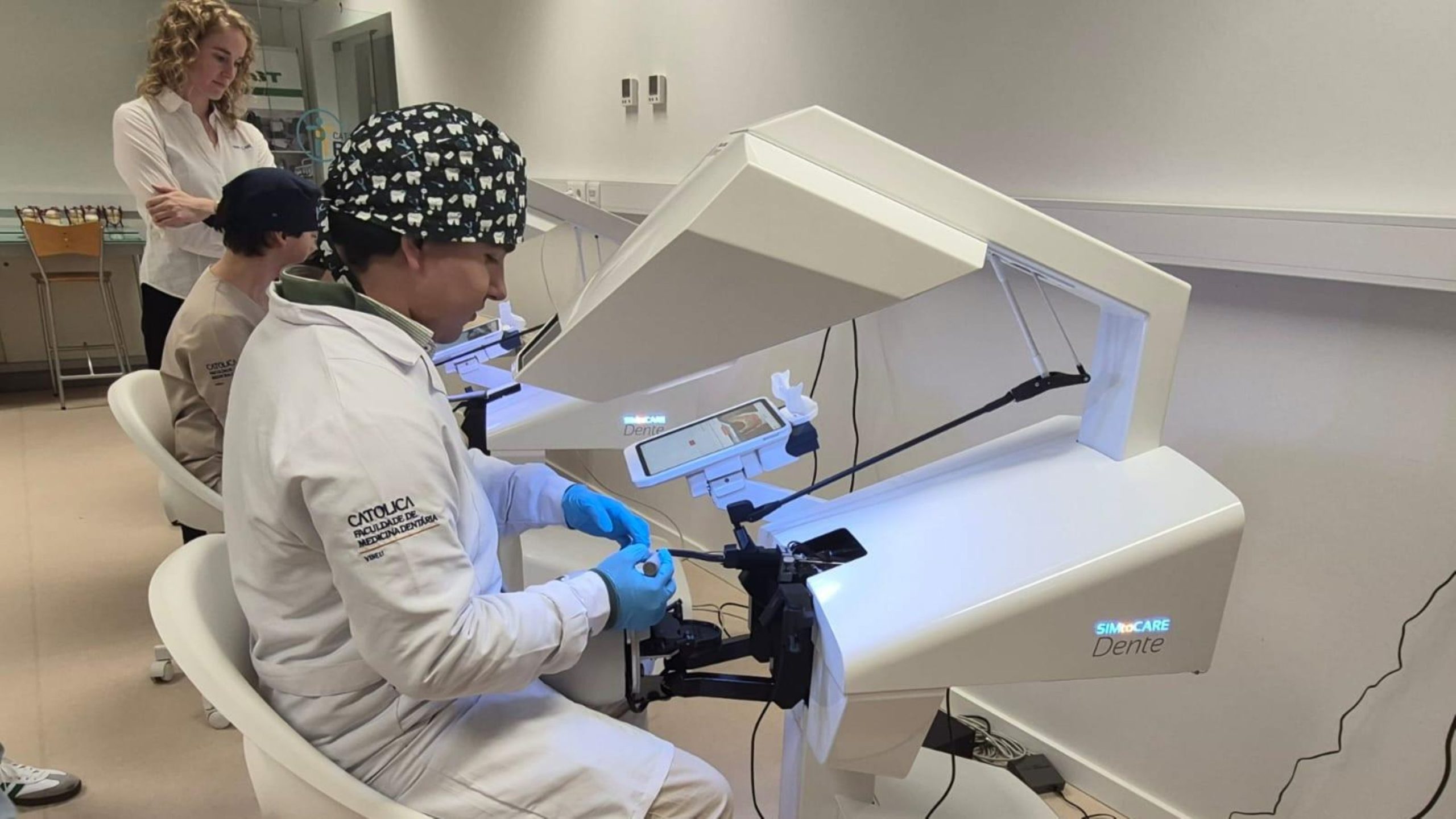 Faculdade de Medicina Dentária da Católica aposta em simuladores de realidade virtual para formar futuros médicos dentistas