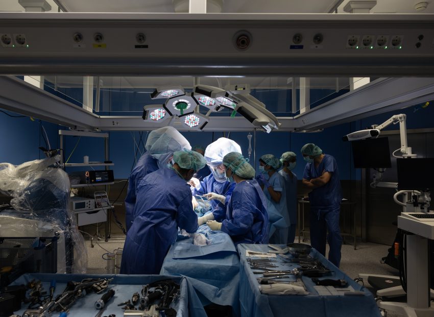 Hospital de Santa Maria – Porto realiza 100.ª cirurgia robótica Mako ao joelho e assinala dois anos de inovação pioneira em Portugal