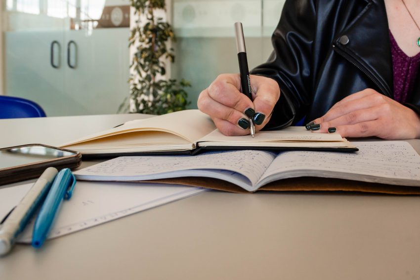 Estudo mostra como funciona o sistema do cérebro responsável por combinar movimentos para a utilização manual de objetos